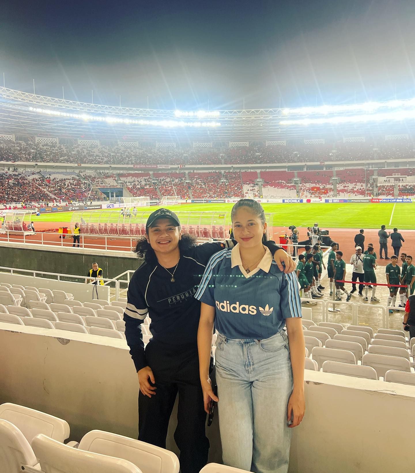 8 outfit nonton bola untuk perempuan yang stylish dan keren, 1. Jersey Putih dan Boyfriend Jeans, 2. Jersey Biru dan High Waist Jeans, 3. Jersey Merah dan Kulot Hitam, 4. Jersey Merah dan Denim Jeans, 5. Outer Hitam dan Kaus Putih, 6. Jersey Merah dan Mini Pants Putih, 7. Crop Top Merah dan Ripped Jeans, 8. Jersey Merah dan Mini Skirt Putih