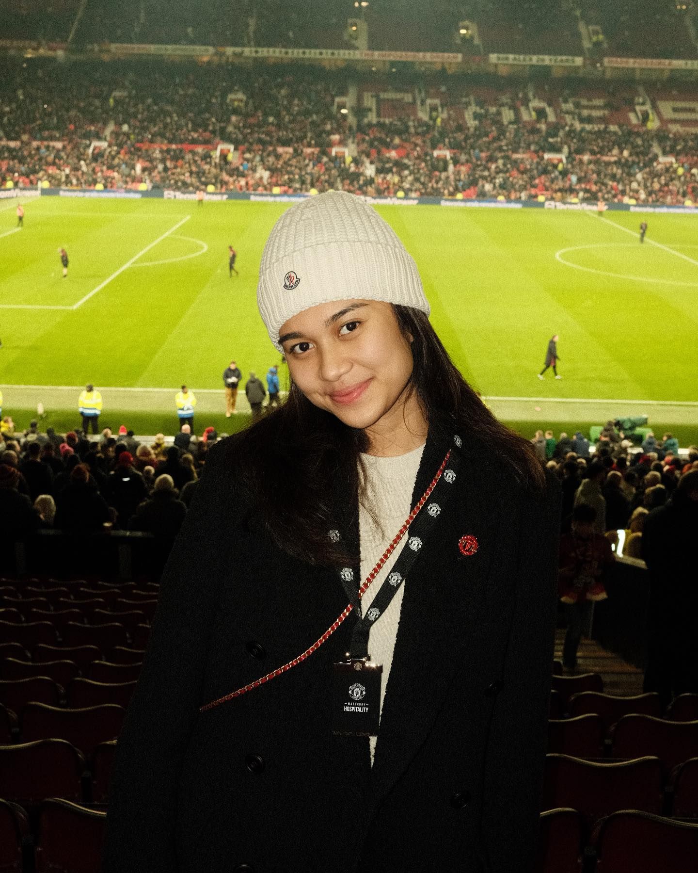 8 outfit nonton bola untuk perempuan yang stylish dan keren, 1. Jersey Putih dan Boyfriend Jeans, 2. Jersey Biru dan High Waist Jeans, 3. Jersey Merah dan Kulot Hitam, 4. Jersey Merah dan Denim Jeans, 5. Outer Hitam dan Kaus Putih, 6. Jersey Merah dan Mini Pants Putih, 7. Crop Top Merah dan Ripped Jeans, 8. Jersey Merah dan Mini Skirt Putih