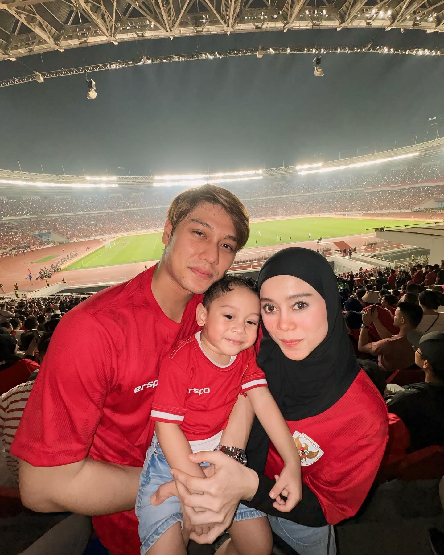 8 outfit nonton bola untuk perempuan yang stylish dan keren, 1. Jersey Putih dan Boyfriend Jeans, 2. Jersey Biru dan High Waist Jeans, 3. Jersey Merah dan Kulot Hitam, 4. Jersey Merah dan Denim Jeans, 5. Outer Hitam dan Kaus Putih, 6. Jersey Merah dan Mini Pants Putih, 7. Crop Top Merah dan Ripped Jeans, 8. Jersey Merah dan Mini Skirt Putih