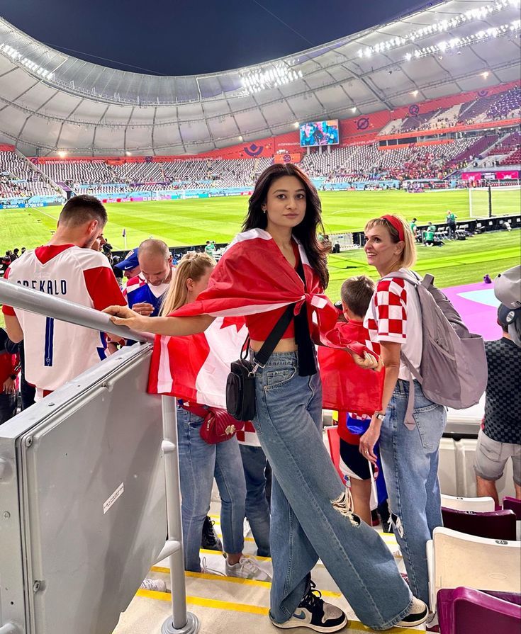 8 outfit nonton bola untuk perempuan yang stylish dan keren, 1. Jersey Putih dan Boyfriend Jeans, 2. Jersey Biru dan High Waist Jeans, 3. Jersey Merah dan Kulot Hitam, 4. Jersey Merah dan Denim Jeans, 5. Outer Hitam dan Kaus Putih, 6. Jersey Merah dan Mini Pants Putih, 7. Crop Top Merah dan Ripped Jeans, 8. Jersey Merah dan Mini Skirt Putih