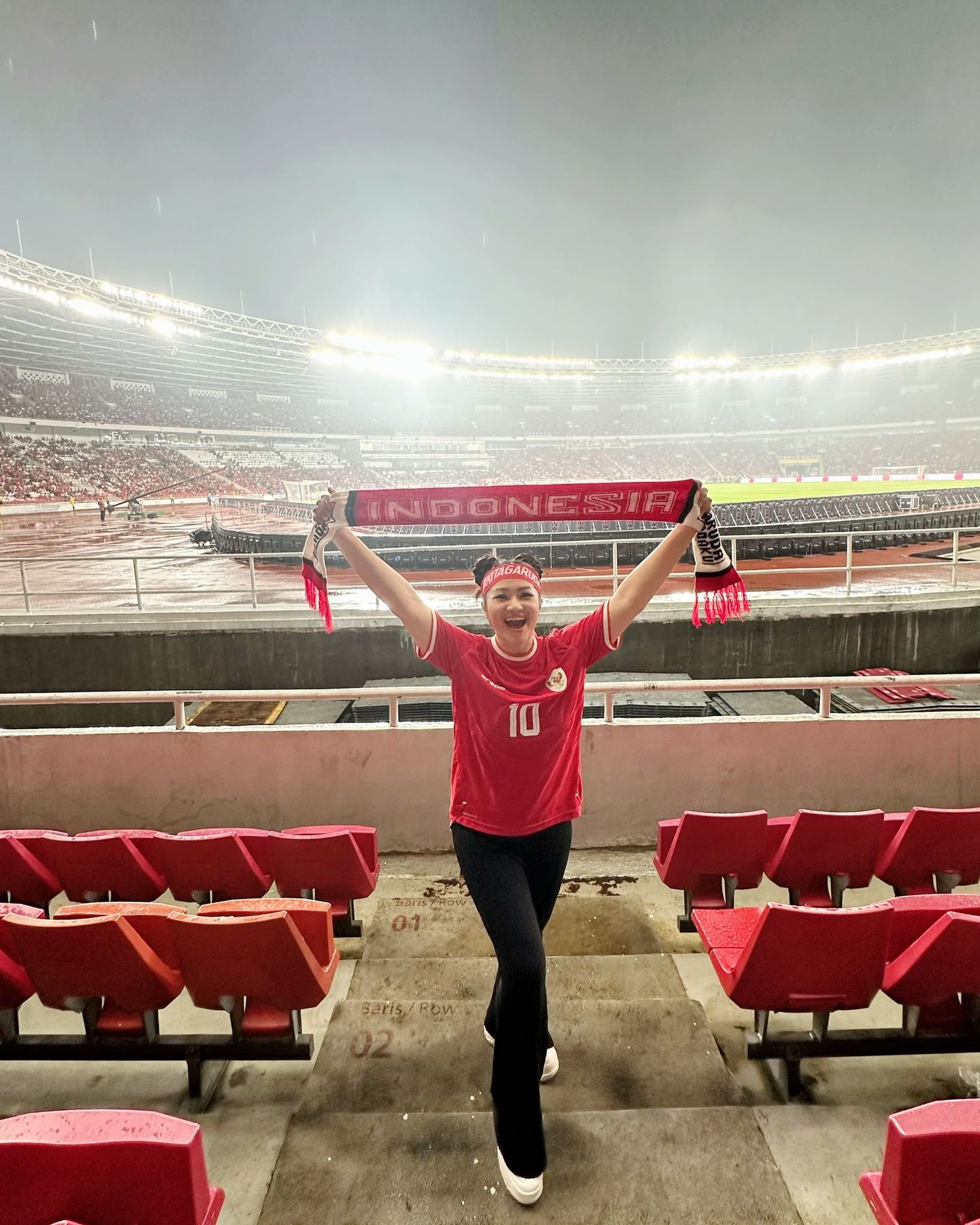 8 outfit nonton bola untuk perempuan yang stylish dan keren, 1. Jersey Putih dan Boyfriend Jeans, 2. Jersey Biru dan High Waist Jeans, 3. Jersey Merah dan Kulot Hitam, 4. Jersey Merah dan Denim Jeans, 5. Outer Hitam dan Kaus Putih, 6. Jersey Merah dan Mini Pants Putih, 7. Crop Top Merah dan Ripped Jeans, 8. Jersey Merah dan Mini Skirt Putih