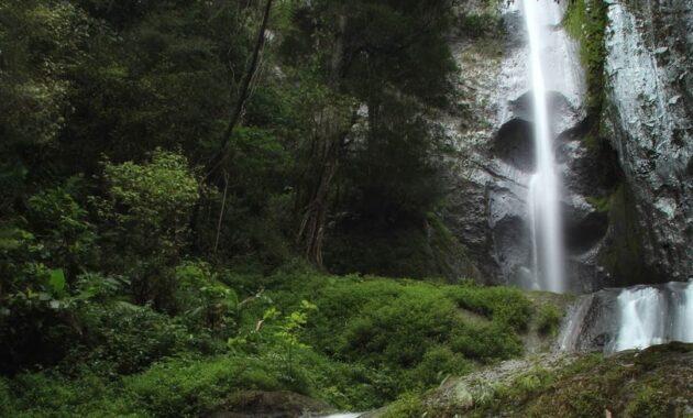 air terjun dolo, Lokasi Dimana , Melalui Dua Rute, Lebih Baik Lewat, Menyusuri Anak Tangga , Harga Tiket Masuk 