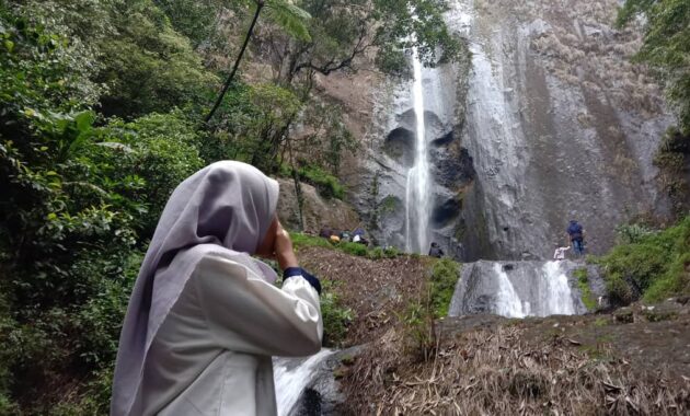 air terjun dolo, Lokasi Dimana , Melalui Dua Rute, Lebih Baik Lewat, Menyusuri Anak Tangga , Harga Tiket Masuk 