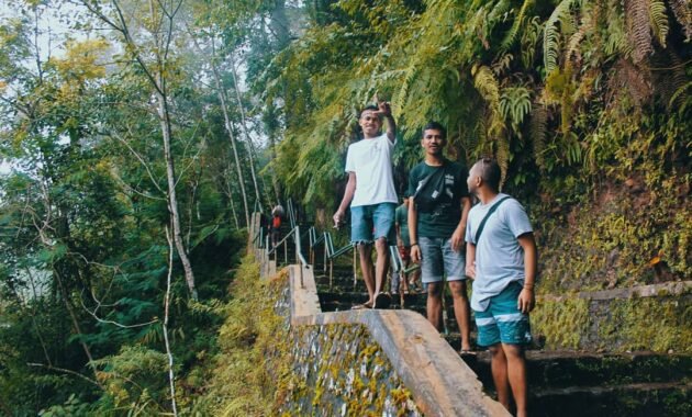 air terjun dolo, Lokasi Dimana , Melalui Dua Rute, Lebih Baik Lewat, Menyusuri Anak Tangga , Harga Tiket Masuk 