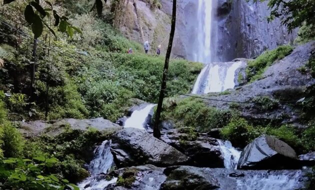 air terjun dolo, Lokasi Dimana , Melalui Dua Rute, Lebih Baik Lewat, Menyusuri Anak Tangga , Harga Tiket Masuk 
