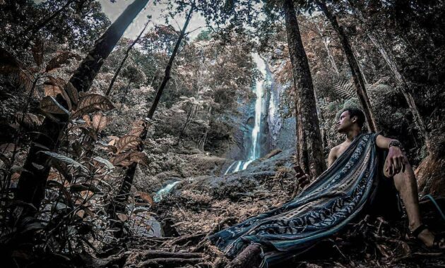 air terjun dolo, Lokasi Dimana , Melalui Dua Rute, Lebih Baik Lewat, Menyusuri Anak Tangga , Harga Tiket Masuk 