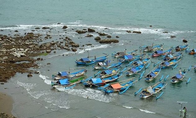 apa saja fasilitas area wisata pantai jayanti di cianjur dan berapa harga tiket masuknya?