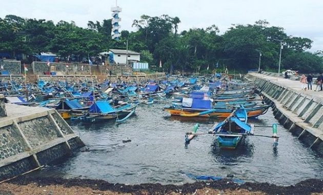 apa saja fasilitas area wisata pantai jayanti di cianjur dan berapa harga tiket masuknya?