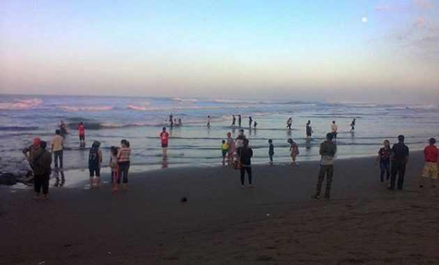 apa saja fasilitas area wisata pantai jayanti di cianjur dan berapa harga tiket masuknya?