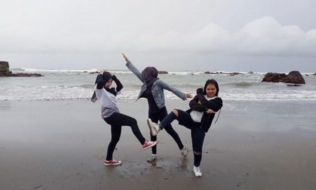 apa saja fasilitas area wisata pantai jayanti di cianjur dan berapa harga tiket masuknya?