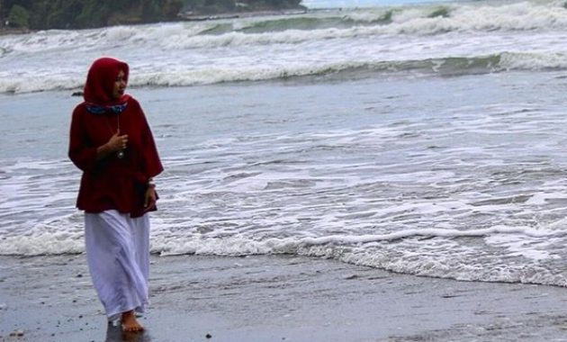 apa saja fasilitas area wisata pantai jayanti di cianjur dan berapa harga tiket masuknya?