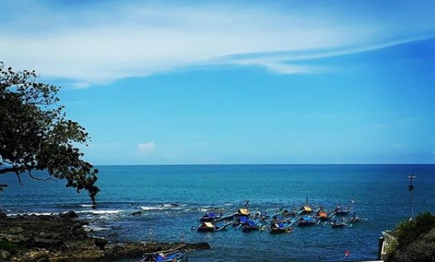 apa saja fasilitas area wisata pantai jayanti di cianjur dan berapa harga tiket masuknya?