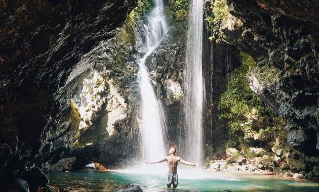 Asyiknya Bermain di Curug Lawang