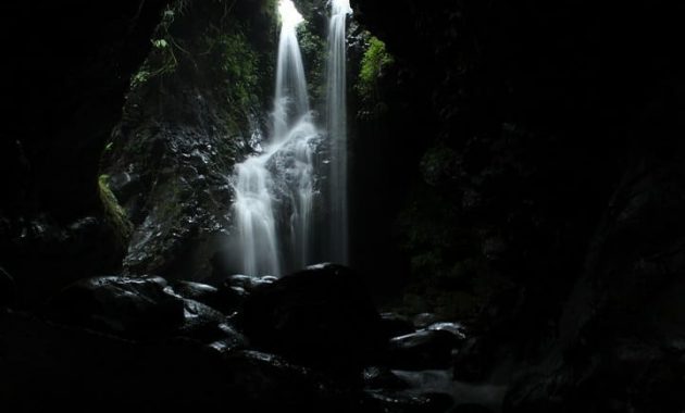 asyiknya bermain di curug lawang