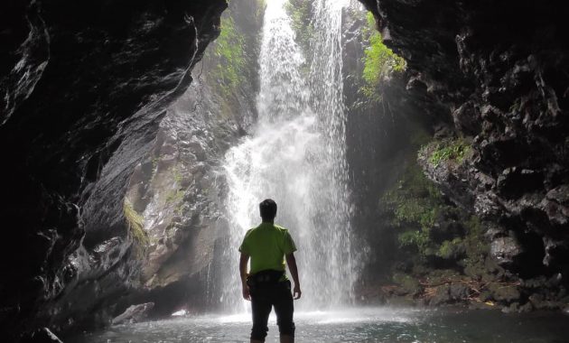 asyiknya bermain di curug lawang