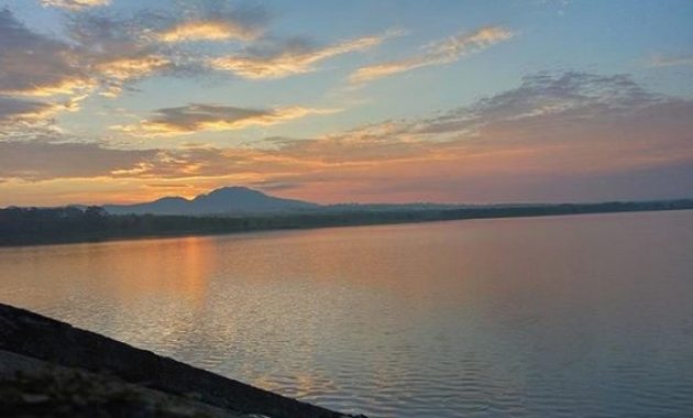 asyiknya mancing di waduk notopuro madiun