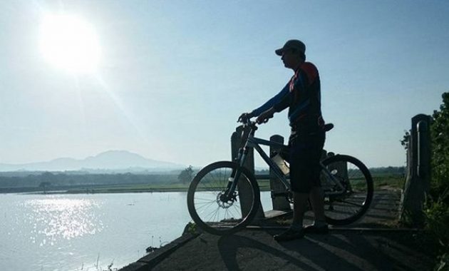 asyiknya mancing di waduk notopuro madiun