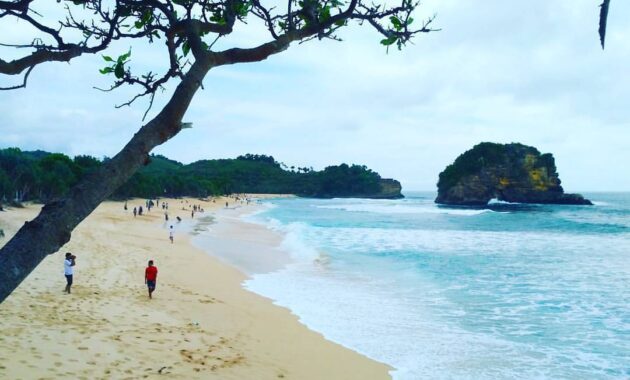 bagaimana akses jalan menuju lokasi pantai ngudel malang selatan dan berapa harga tiket masuknya?