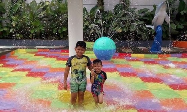 banyak wahana air di panghegar waterboom bandung