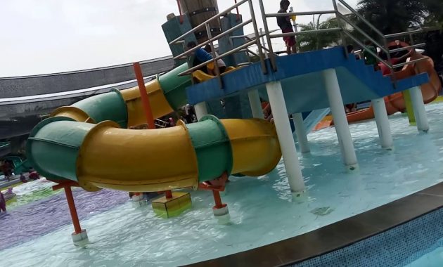banyak wahana air di panghegar waterboom bandung