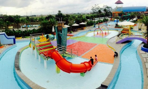 Banyak Wahana Air di Panghegar Waterboom Bandung