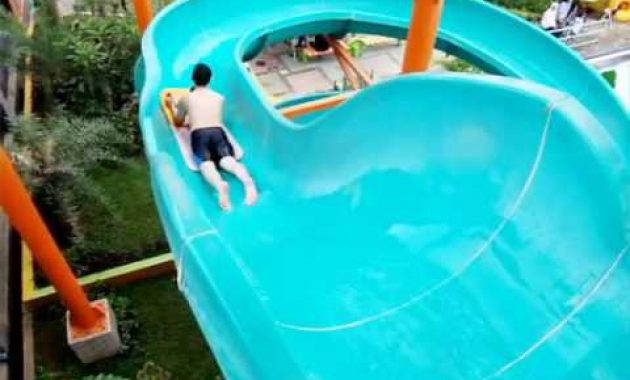banyak wahana air di panghegar waterboom bandung