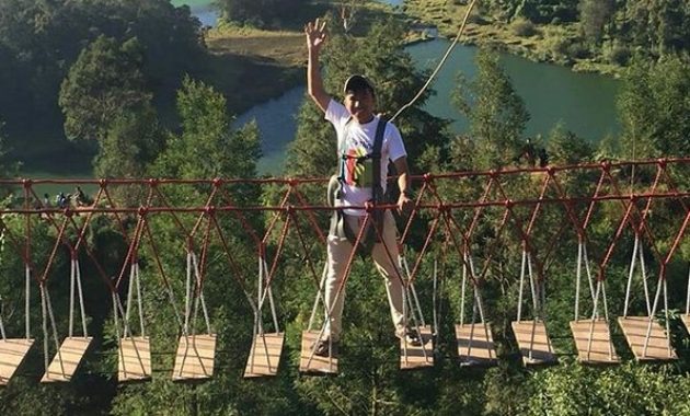 batu pandang ratapan angin wonosobo, tempat terbaik untuk menenangkan diri di dieng
