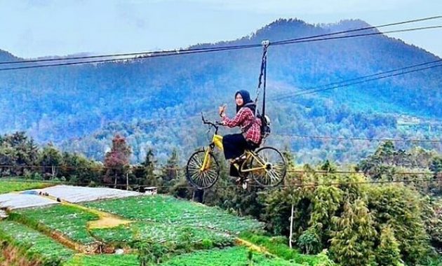 batu pandang ratapan angin wonosobo, tempat terbaik untuk menenangkan diri di dieng