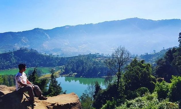 batu pandang ratapan angin wonosobo, tempat terbaik untuk menenangkan diri di dieng