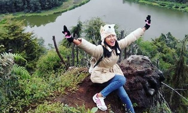 batu pandang ratapan angin wonosobo, tempat terbaik untuk menenangkan diri di dieng