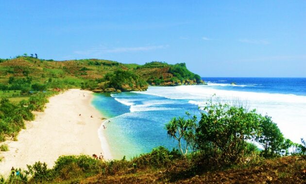 beberapa pantai bagus di blitar dan mana yang bisa dilewati mobil dengan akses jalan mudah?