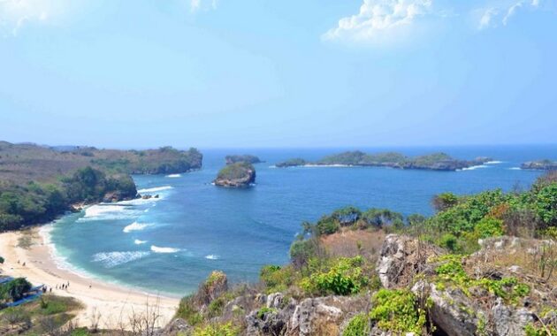 beberapa pantai bagus di blitar dan mana yang bisa dilewati mobil dengan akses jalan mudah?