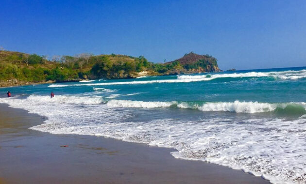 beberapa pantai bagus di blitar dan mana yang bisa dilewati mobil dengan akses jalan mudah?