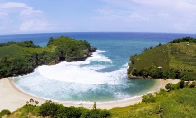 beberapa pantai bagus di blitar dan mana yang bisa dilewati mobil dengan akses jalan mudah?