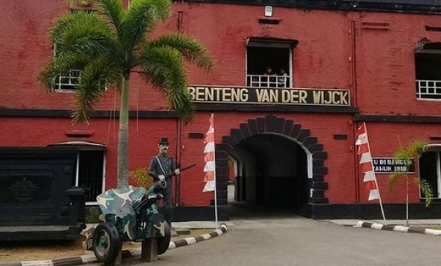 benteng van der wijck, wisata bernilai sejarah tinggi di kebumen, Seputar Benteng Van Der Wijck, Fasilitas dan Tarif Tiket di Benteng Van Der Wijck, Tarif Tiket di Benteng Van Der Wijck, Jam Buka, Pilihan Penginapan