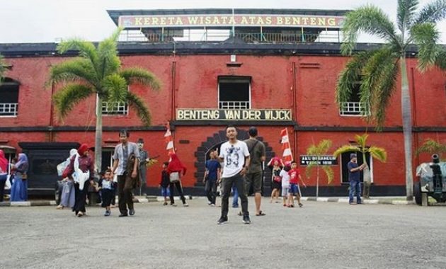 benteng van der wijck, wisata bernilai sejarah tinggi di kebumen, Seputar Benteng Van Der Wijck, Fasilitas dan Tarif Tiket di Benteng Van Der Wijck, Tarif Tiket di Benteng Van Der Wijck, Jam Buka, Pilihan Penginapan