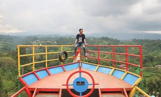 berfoto di kapal titanic yang terdampar, bukit palalangon park