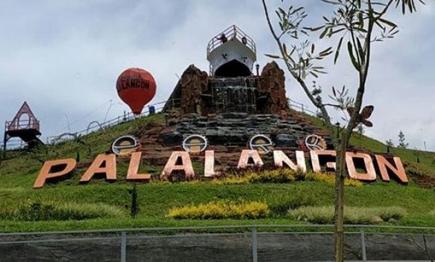 berfoto di kapal titanic yang terdampar, bukit palalangon park