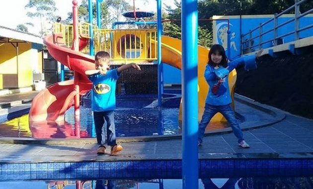 berfoto di kapal titanic yang terdampar, bukit palalangon park