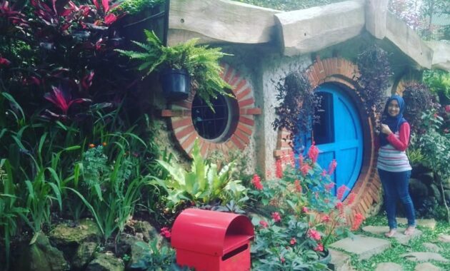 berpetualang ke rumah house the hobbit, House The Hobbit, Keindahan Lokasi, Rute Menuju Lokasi, Harga Tiket Masuk, Fasilitas di The Pinewood