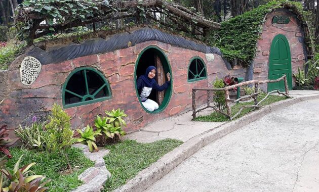 berpetualang ke rumah house the hobbit, House The Hobbit, Keindahan Lokasi, Rute Menuju Lokasi, Harga Tiket Masuk, Fasilitas di The Pinewood
