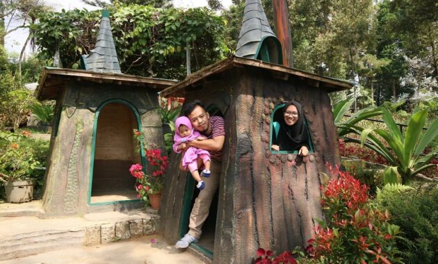 berpetualang ke rumah house the hobbit, House The Hobbit, Keindahan Lokasi, Rute Menuju Lokasi, Harga Tiket Masuk, Fasilitas di The Pinewood