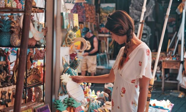buka jam berapa ubud art market bali?