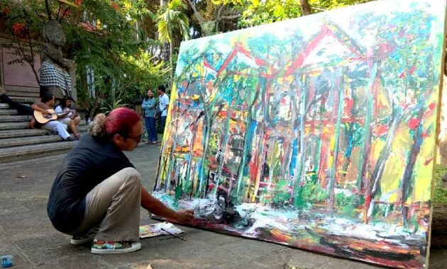 buka jam berapa ubud art market bali?