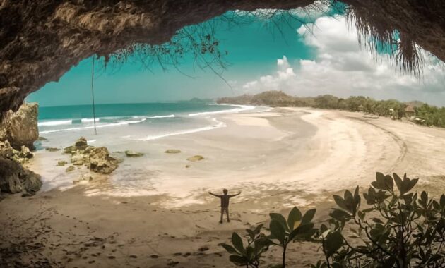 buka jam berapa wisata pantai ngantep di malang selatan dan berapa harga tiket masuknya?