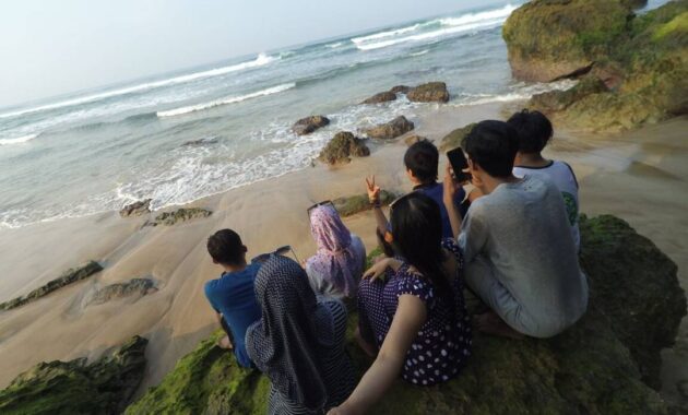 buka jam berapa wisata pantai ngantep di malang selatan dan berapa harga tiket masuknya?