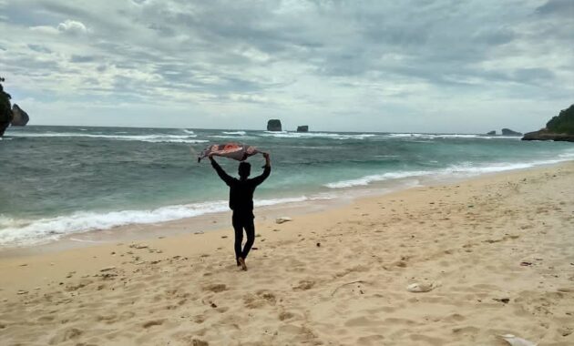 buka jam berapa wisata pantai ngantep di malang selatan dan berapa harga tiket masuknya?