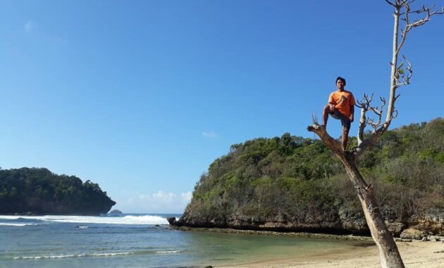 buka jam berapa wisata pantai ngantep di malang selatan dan berapa harga tiket masuknya?