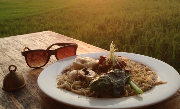 cafe pomegranate, tempat nongkrong keren di ubud bali