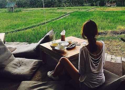 cafe pomegranate, tempat nongkrong keren di ubud bali